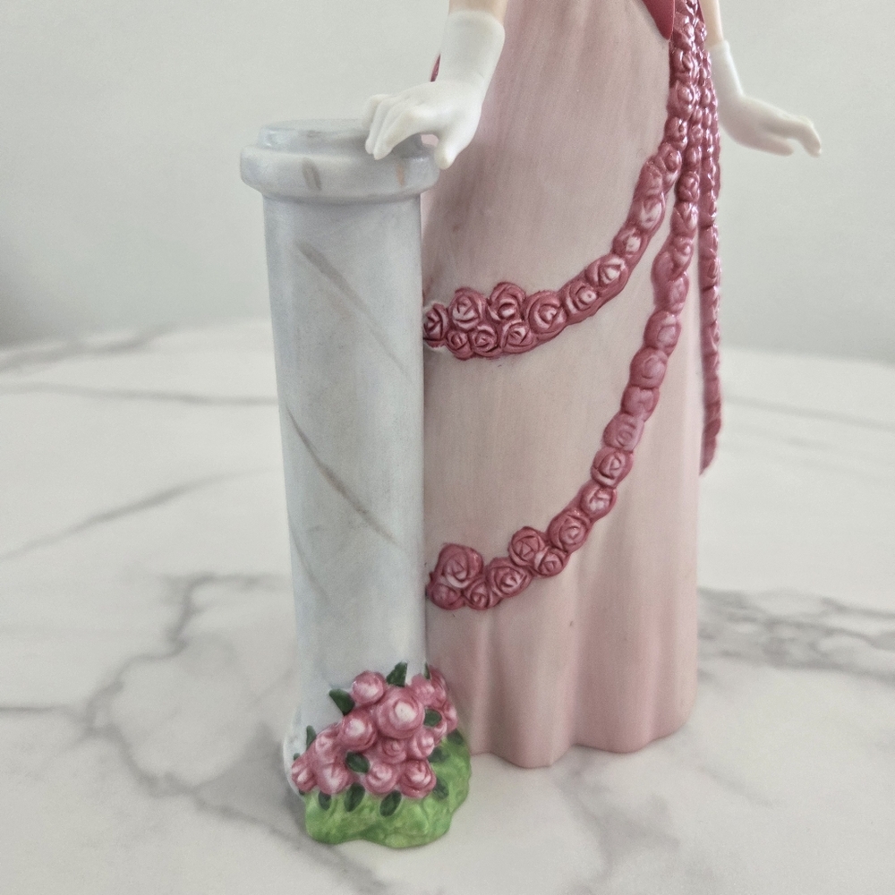 Avon Mrs. Albee 2015 Figurine Collectors Edition - Picture 3 of 16